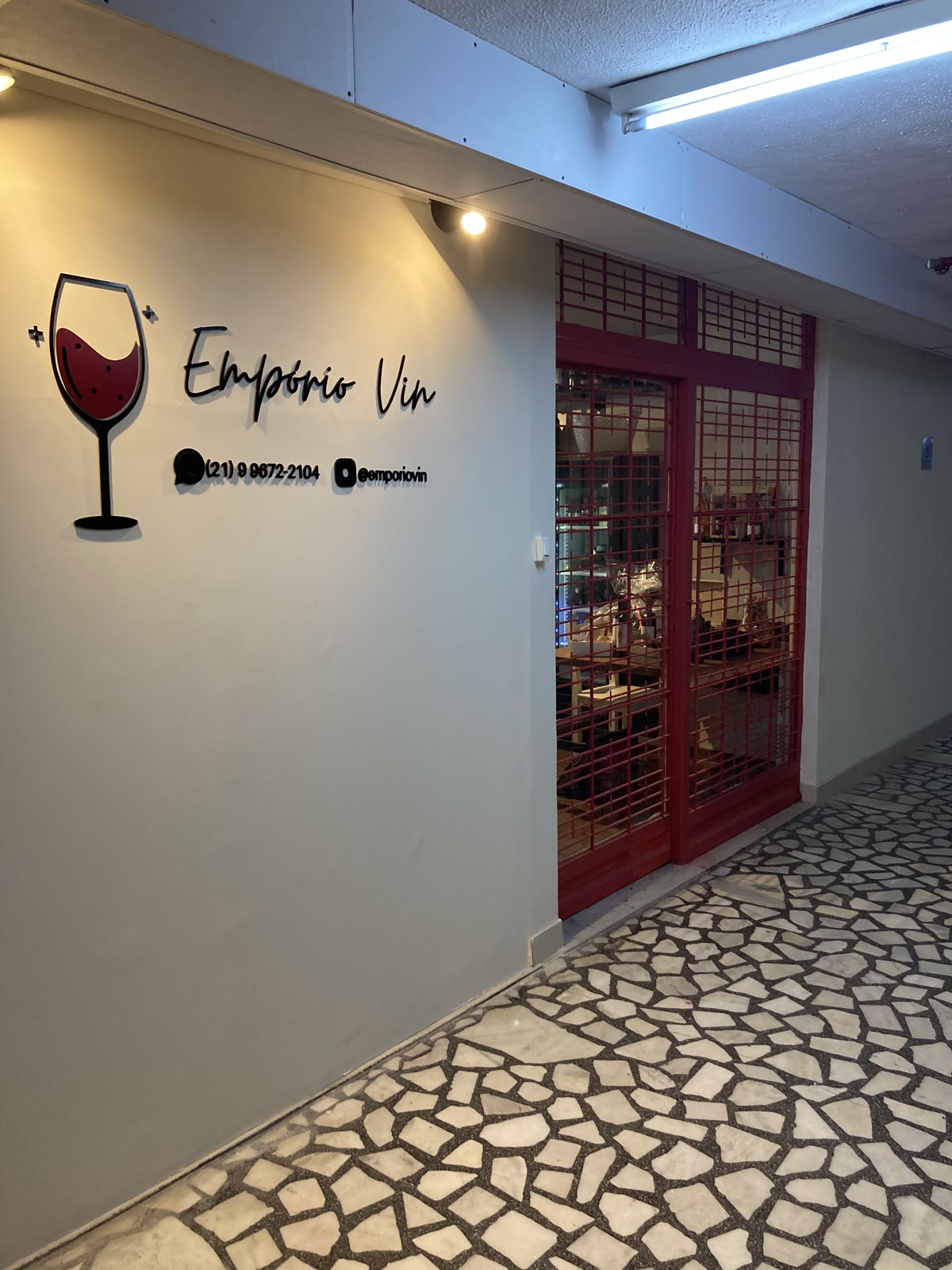 Taça de vinho sendo servida na Empório Vin